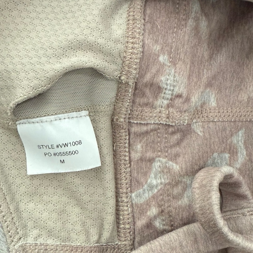 Vuori Long Line Elevation Sports Bra, Dogwood Mauve Pink Camo size M - Picture 4 of 5